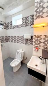 a bathroom with a toilet and a sink at Résidence Luxury in Abidjan