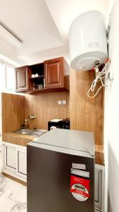 a kitchen with a counter top with a light at Résidence Luxury in Abidjan