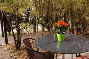 a green table with a vase of flowers on it at Pampulha Flat in Belo Horizonte