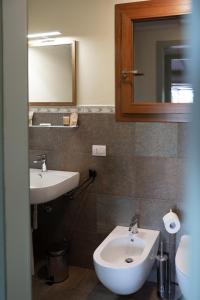 a bathroom with a sink and a mirror at Semivaganti Agritur in Candelara