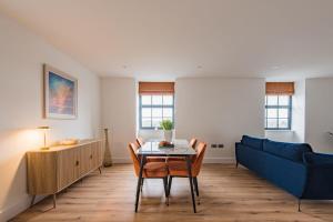 a living room with a table and a blue couch at iDeal Apartment by Keepers Cottages in Deal +18 photos