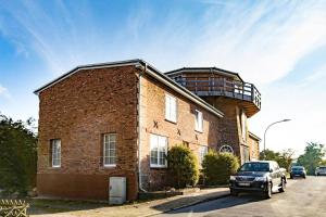 a car parked in front of a brick building at Lodge an der Muehle in Bredstedt
