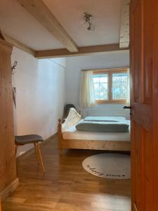 a bedroom with a bed and a window at Wies in Stein