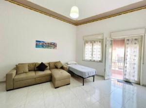 a living room with a couch and a bed at Casa Kennedy in Capaci