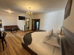 a bedroom with a bed and a living room with a couch at Afma Nueva Alta in Cusco