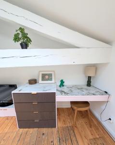 a room with a desk under a loft bed at Charmant cocon sous les toits de Bordeaux in Bordeaux +16 photos