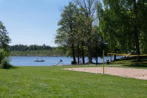 a volley ball net in a park next to a lake at Djulöcamping in Katrineholm