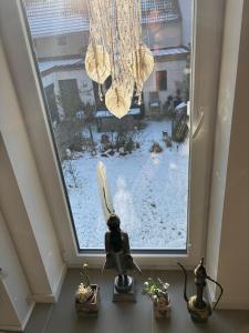 a window with a view of a snow covered yard at Idyllisches Kleinod in Gerolzhofen