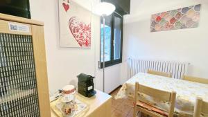a room with a table and a table and a dining room at Baradello Apartment & Flat by ca-Sa Check in Le Bratte