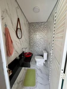 a bathroom with a red sink and a toilet at Casa com Piscina em Jarinu in Jarinu +8 photos