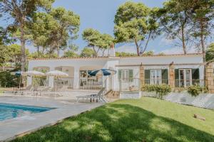 a house with a swimming pool and a yard at Villa Santo Tomas - Gabriela in Santo Tomás