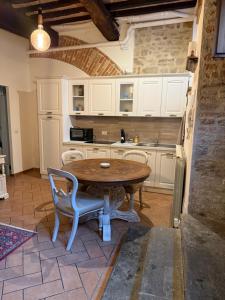 a kitchen with a table and chairs in a kitchen at Dimora dei cesari in Città di Castello