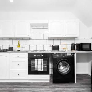 a kitchen with a dishwasher and a washing machine at Stylish 3 Bedroom House - King Size Beds - 5 Guests - Garden & Parking 4VC in Minworth