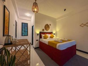 a bedroom with a large bed in a room at Tea Ridge Ella by SANS in Ella