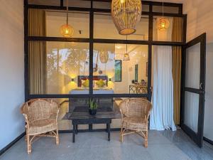 a dining room with a table and two chairs at Tea Ridge Ella by SANS in Ella