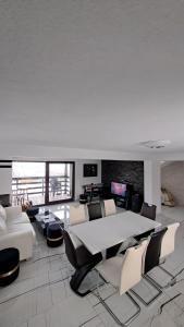 a living room with a white table and chairs at Casa 3 Catei Veseli in Seciu