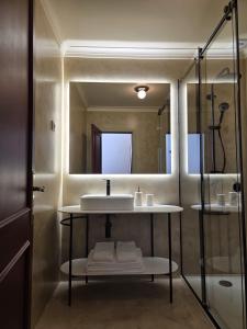 a bathroom with a sink and a mirror at Villa Casa do Canal in Apúlia +45 photos