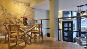 a dining room with a table and chairs at Nieuwe Haven 23 in Dordrecht