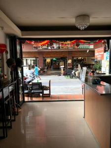 a restaurant with a view of a street at จอมเทียน ซีไซด์ เกสเฮ้าส์ in Jomtien Beach