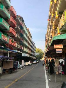 a city street with cars parked in front of buildings at จอมเทียน ซีไซด์ เกสเฮ้าส์ in Jomtien Beach