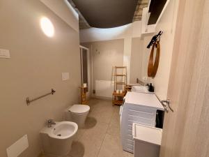 a bathroom with two sinks and two toilets at Palazzo Giulietta in Verona +3 photos