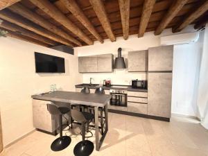 a kitchen with a table and chairs in a room at Palazzo Giulietta in Verona