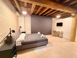 a bedroom with a bed and a desk in a room at Palazzo Giulietta in Verona
