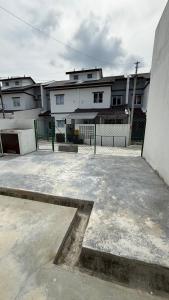 an empty parking lot in front of a building at Homestay Azizi in Seri Iskandar