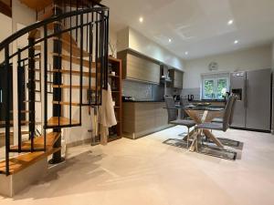a kitchen and dining room with a table and chairs at Villa su in Roquebrune-Cap-Martin