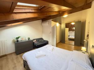 a bedroom with a large white bed in a room at Nuvola di Parma// del Ducato 1 in Parma