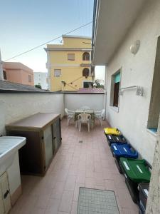 a small balcony with a table and a tableablish at Brezza Marina in Gallico