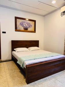 a bed in a bedroom with a picture on the wall at Villa La Mama Beruwala in Beruwala +34 photos