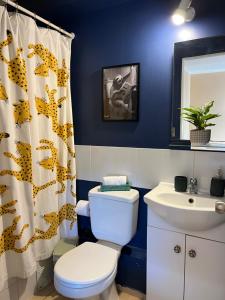 a bathroom with a white toilet and a sink at Cómodo departamento en Curicó in Curicó