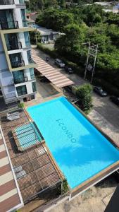 an overhead view of a swimming pool next to a building at i-CONDO B2072 in Ban Liap