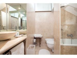 ローマにあるApartment Marguttaのバスルーム(洗面台、トイレ、シャワー付)