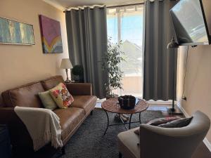 a living room with a couch and a table at Cómodo departamento en Curicó in Curicó