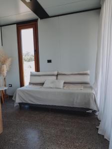a large bed in a room with a window at Serena - Tini Houses - in Mar de las Pampas