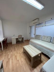 Zona d'estar a Born Studio minimum stay 30 nights, by PriorityVillas