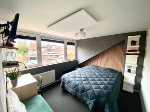 a bedroom with a bed and a window at Saskia's logeerhuis in Arnhem