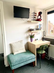 a room with a desk and a chair and a desk with a computer at Saskia's logeerhuis in Arnhem