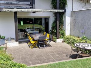 eine Terrasse mit Holztisch und Stühlen in der Unterkunft Arsuzon in Josse