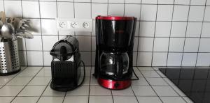 Ein roter Mixer steht auf der Küchentheke. in der Unterkunft Arsuzon in Josse