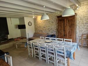 ein Esszimmer mit Tisch, Stühlen und Sofa in der Unterkunft Arsuzon in Josse