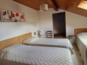 ein Schlafzimmer mit zwei Betten, einem Tisch und einem Stuhl in der Unterkunft Arsuzon in Josse + 21 Fotos