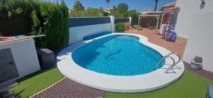 a swimming pool in the middle of a backyard at Coquet studio indépendant in Els Poblets
