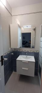 a bathroom with a sink and a mirror at Coquet studio indépendant in Els Poblets +4 photos