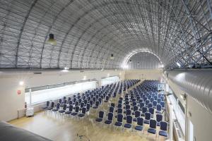 ein leerer Hörsaal mit blauen Stühlen in einem Gebäude in der Unterkunft Hotel Chamartin The One in Madrid
