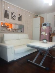 a living room with a white couch and a table at Joli T2 proche plages in Bidart