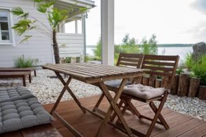 a wooden picnic table and two chairs on a patio at Glückskind in Neukieritzsch