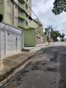 an empty street with a building and a garage at Casa próx ABC shopping, Pet Friendly in Santo André